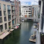With Canal View 아파트